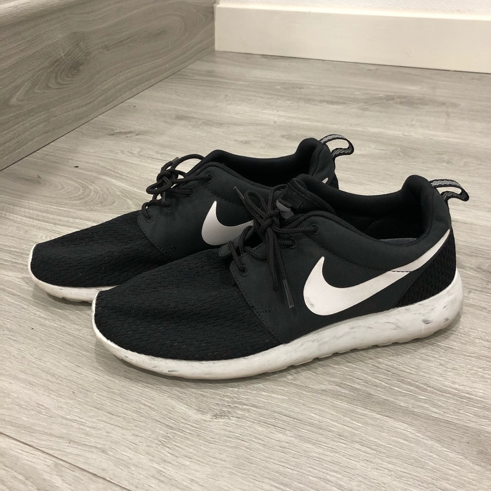 NIKE MEN ROSHE w specks!